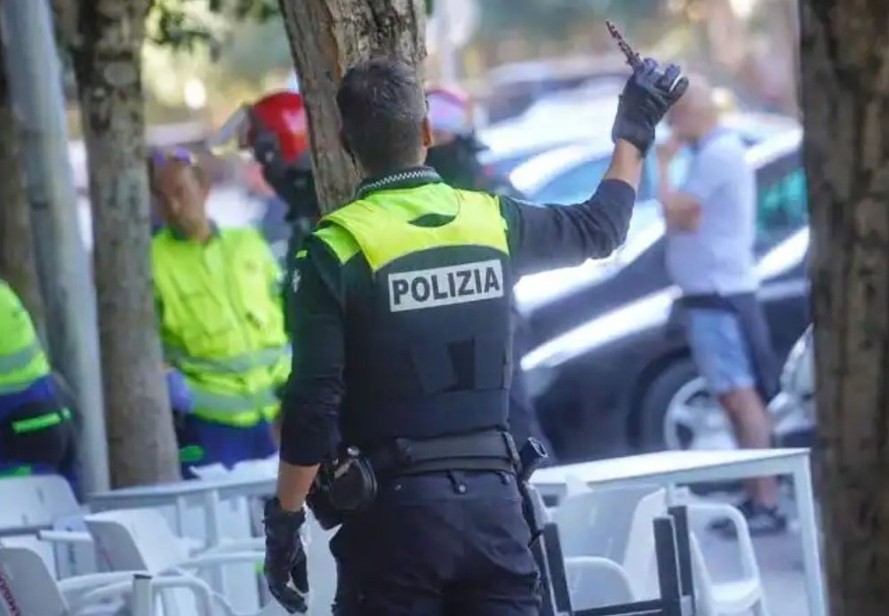 Un policía muestra una navaja recogida donde se produjo la agresión a los hinchas béticos.- El Correo