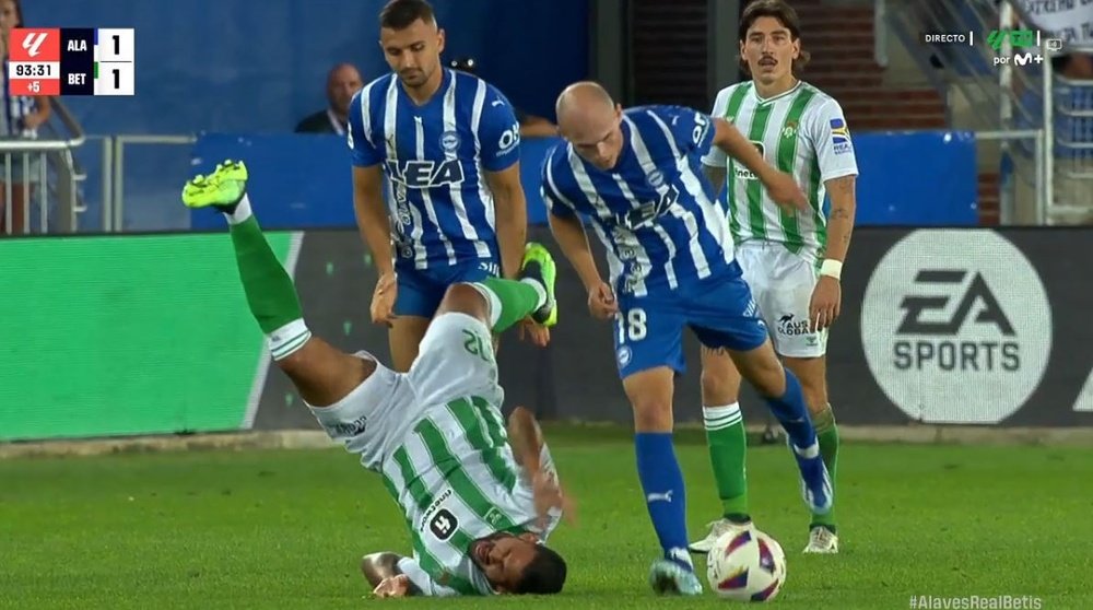 Por esta acción vio roja directa Willian José en Mendizorroza.- Movistar LaLiga
