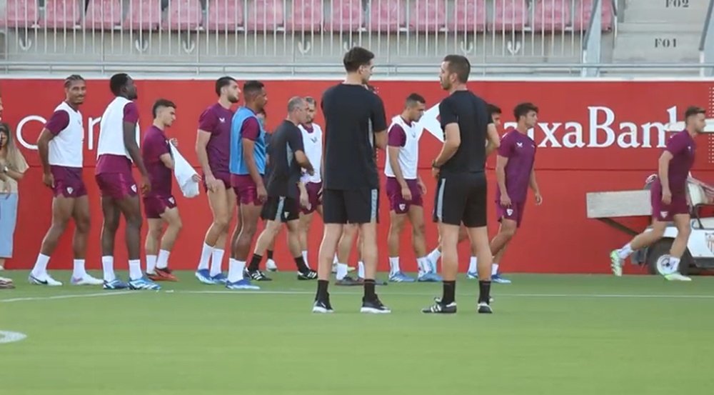 Diego Alonso, junto a Juan Díaz, en su primera sesión como entrenador del Sevilla FC. Foto: José Manuel Rodríguez