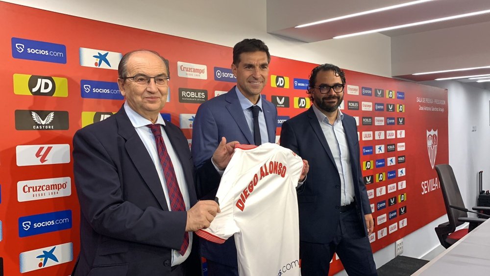 Pepe Catro junto a Diego Alonso y Víctor Orta en la presentación del nuevo entrenador del Sevilla Foto: José Manuel Rodríguez