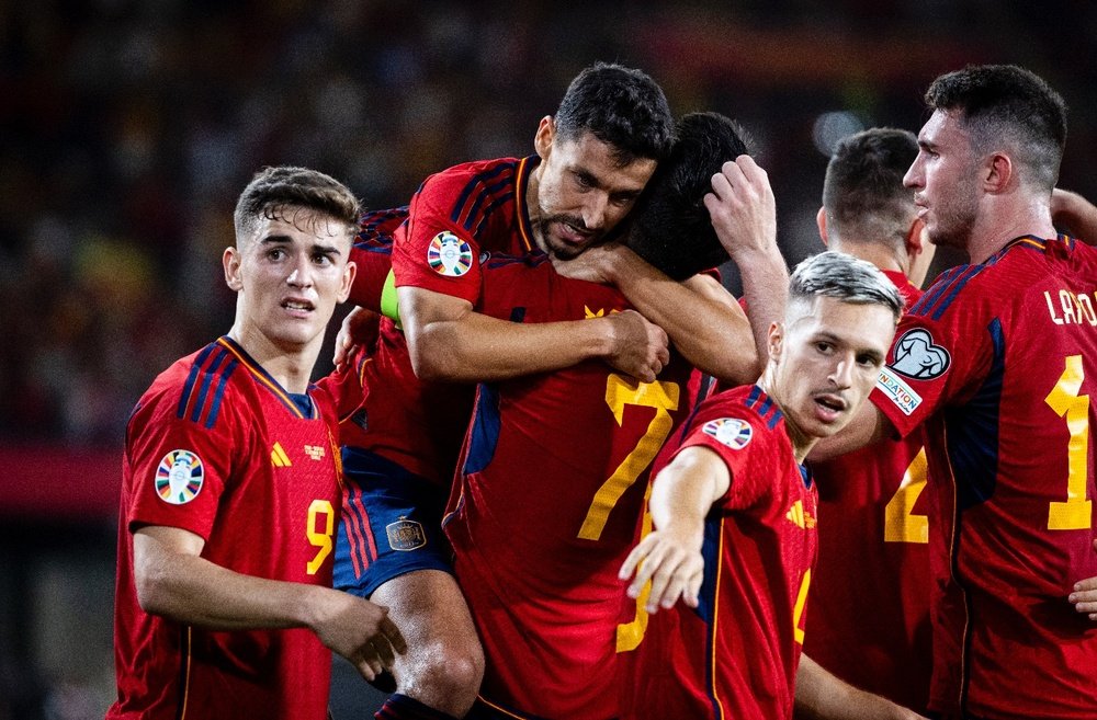 Abrazo de Jesús Navas y Morata tras el gol del delantero a centro del jugador del Sevilla FC  Foto: @SEFutbol