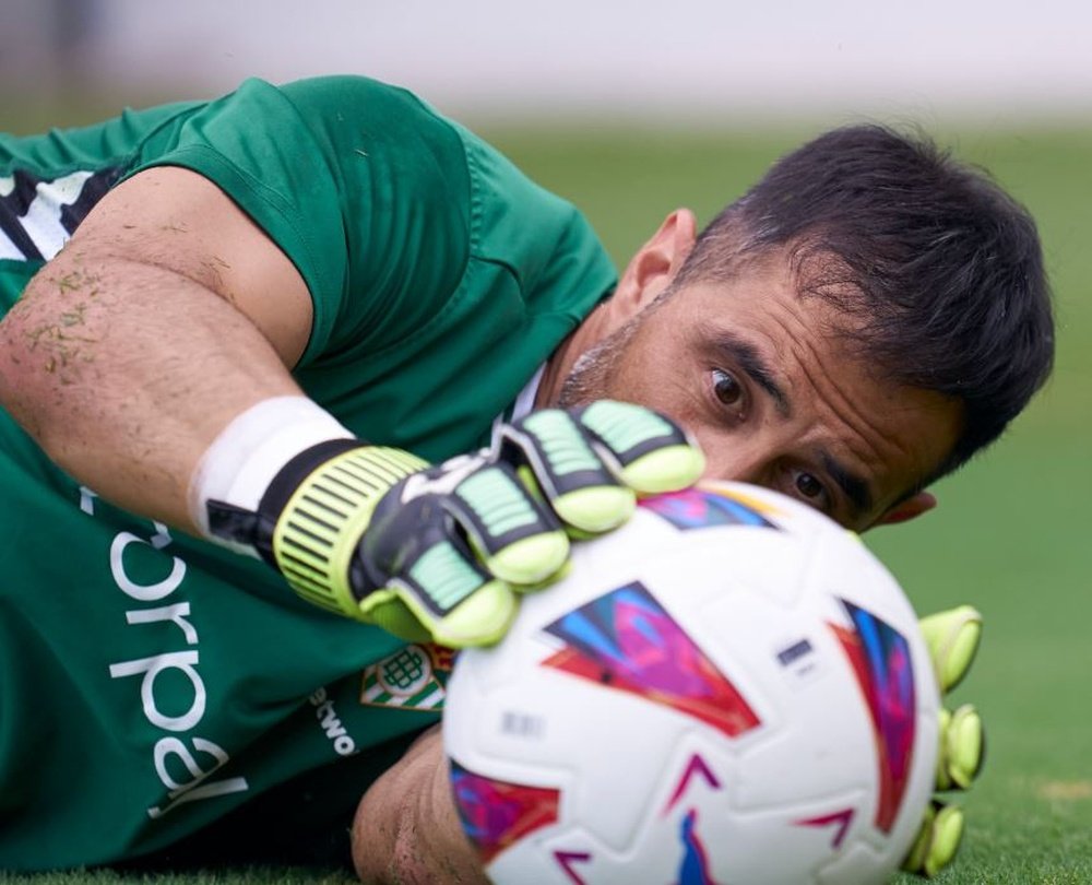 Claudio Bravo, durante un reciente entrenamiento con el Real Betis.- RBB