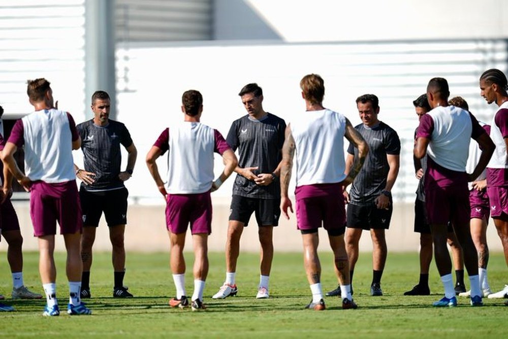 Diego Alonso dando una charla a la plantilla del Sevilla FC en un entrenamiento Foto: Sevilla FC