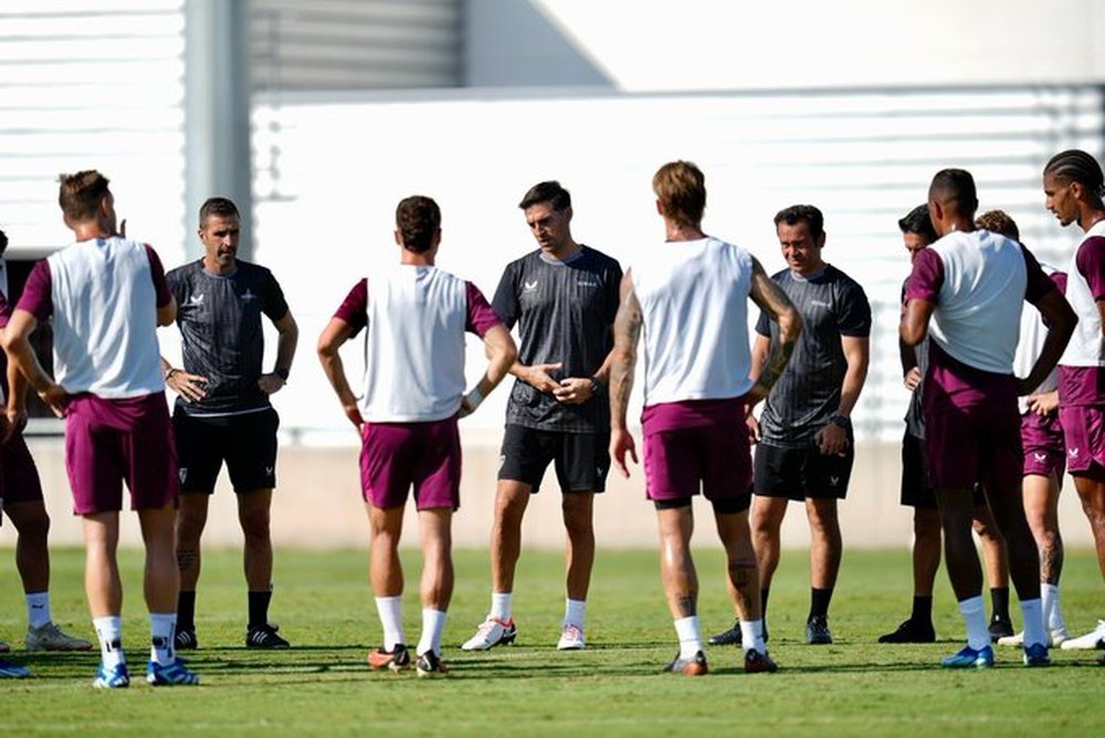 Diego Alonso dando una charla a la plantilla del Sevilla FC en un entrenamiento   Foto: Sevilla FC