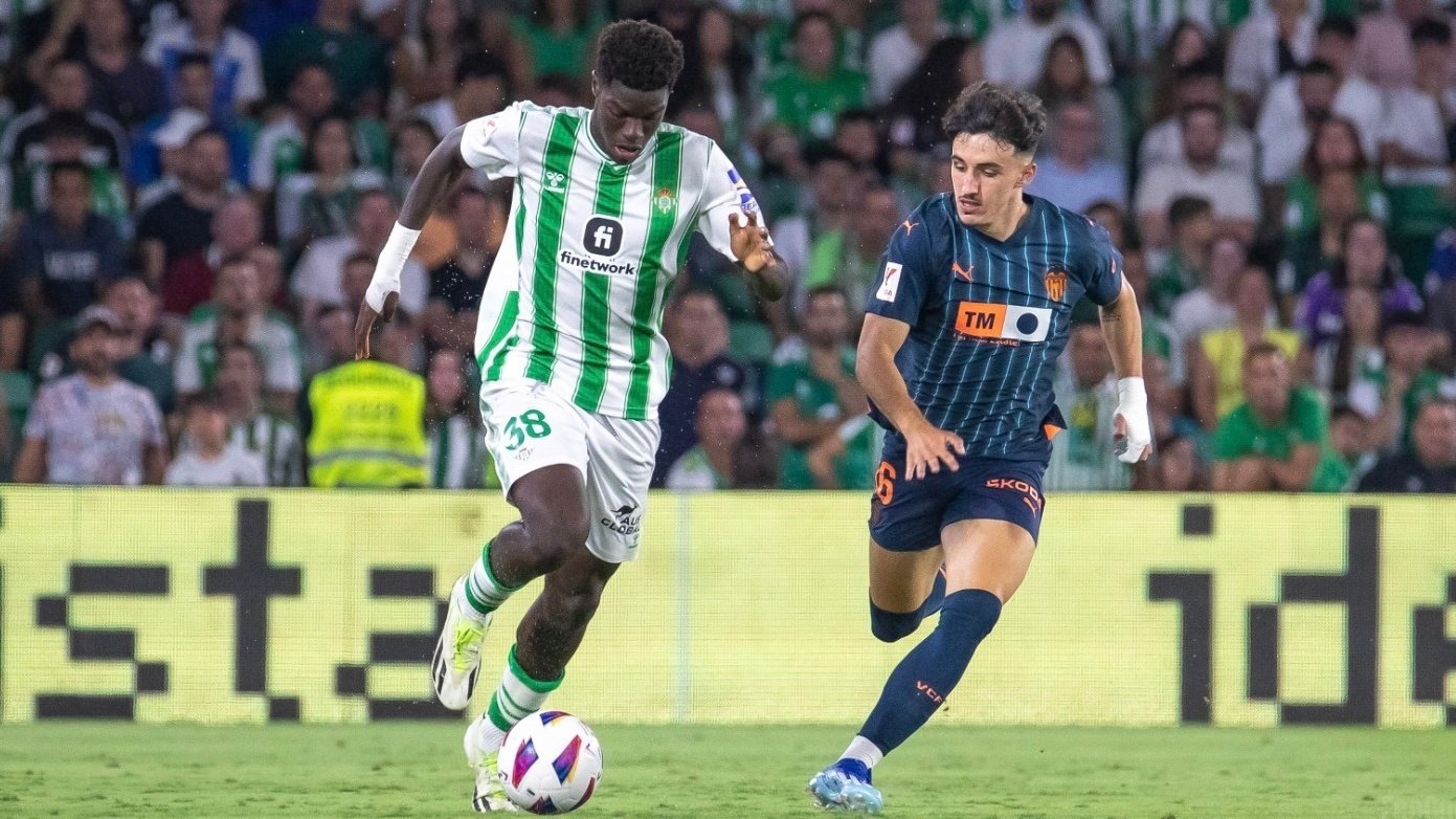 Assane Diao conduce el balón durante su segundo partido de liga con el Betis. Francisco Gordillo