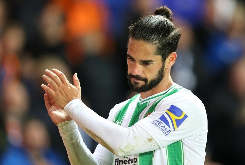 Isco aplaude a los aficionados béticos que le ovacionan durante un partido.- RBB