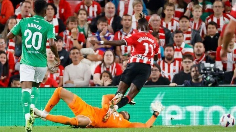 Soto Grado sancionó con penalti este piscinazo de Nico Williams en San Mamés, pese a que desde el VAR le advirtieron que no era.- MovistarLaLiga