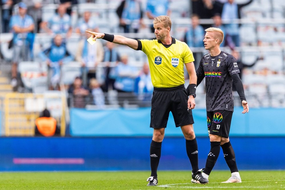 Glenn Nyberg dirigiendo un partido de la Liga Sueca