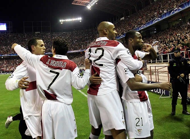 Jugadores del Sevilla FC celebrando uno de los goles de la victoria 3-1 frente al Arsenal   Foto: Agencias