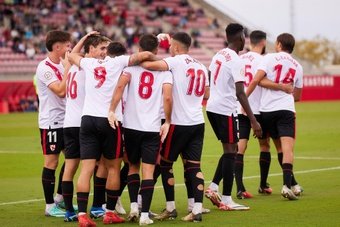 El Sevilla Atlético celebra el gol de Isaac Romero ante el CD Manchego Ciudad Real. Foto: SFC Media