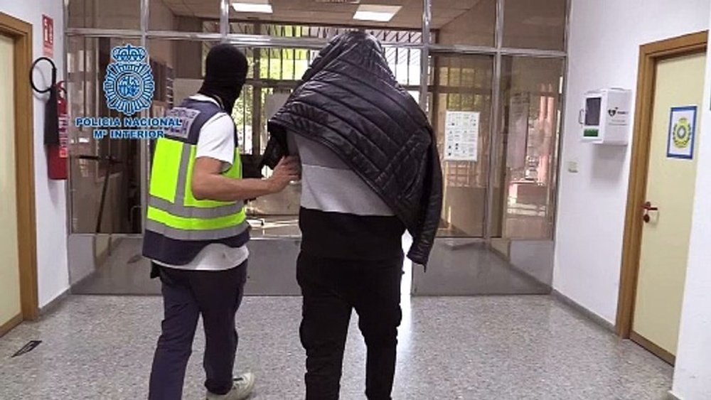 Un miembro de los Biris junto a un policía, en comisaría