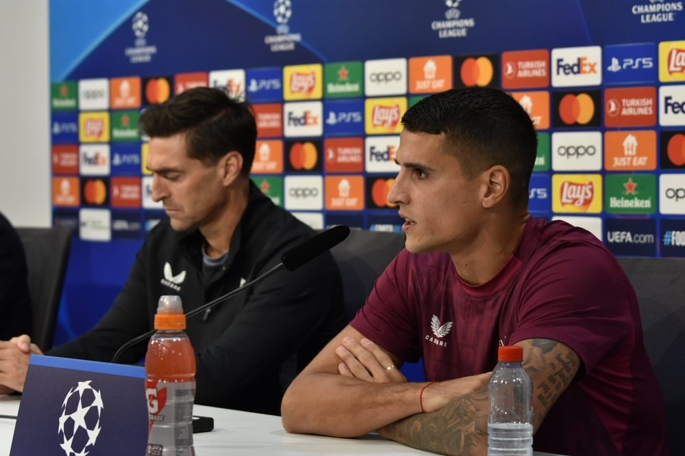 Lamela, junto a Diego Alonso, en la rueda de prensa previa al partido frente al Arsenal Foto: Mario Míjenz