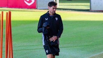 Imagen de Diego Alonso durante un entrenamiento del Sevilla FC | Imagen: Mario Míjenz