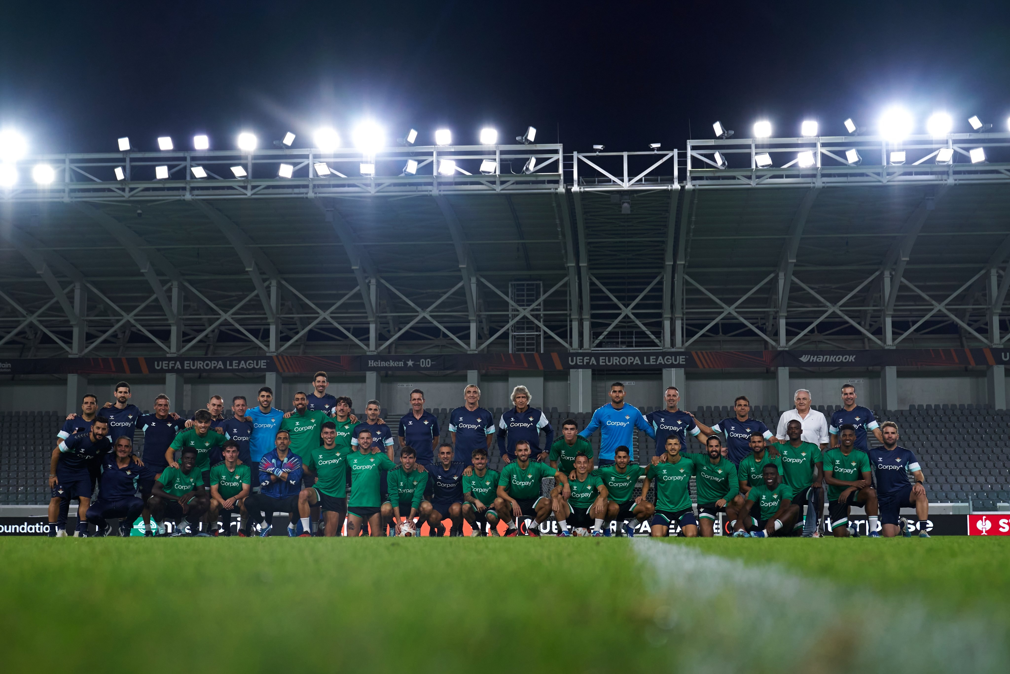 El Limassol Stadium, con capacidad para 11.000 espectadores, acogerá el choque entre el Aris y el Real Betis, cuyos jugadores posan tras el entrenamiento del miércoles.- RBB