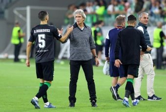 Manuel Pellegrini saluda a Guido Rodríguez al acabar el partido de la Europa League de esta campaña en Chipre.- Efe