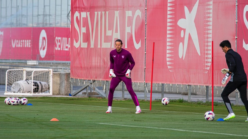Nyland, durante la sesión del Sevilla FC previa al choque ante el Cádiz CF. Foto: Mario Míjenz