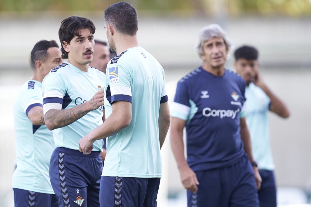 Manuel Pellegrini no ha convocado a Sokratis y alineará a Pezzella y Chadi Riad como pareja de centrales este domingo ante Osasuna.- RBB