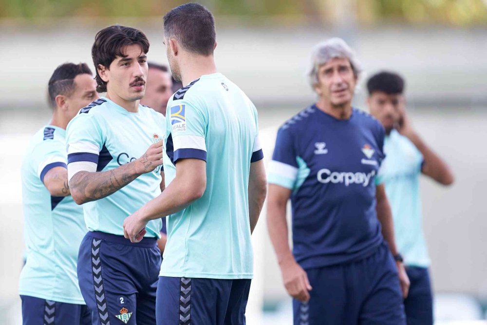 Manuel Pellegrini observa cómo se saludan Bellerín y Sokratis el primer día que entrenó el central griego a sus órdenes- RBB