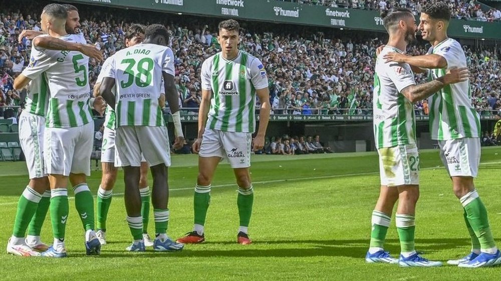 Jugadores del Betis celebran un gol en el Betis-Osasuna de Primera División 2023-24. EFE/Raúl Caro