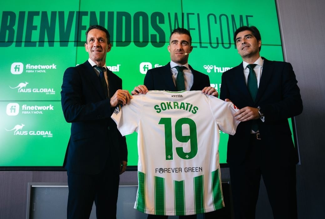 Ramón Planes, Sokratis y Ángel Haro, durante la presentación del central griego como nuevo jugador del Real Betis.- RBB