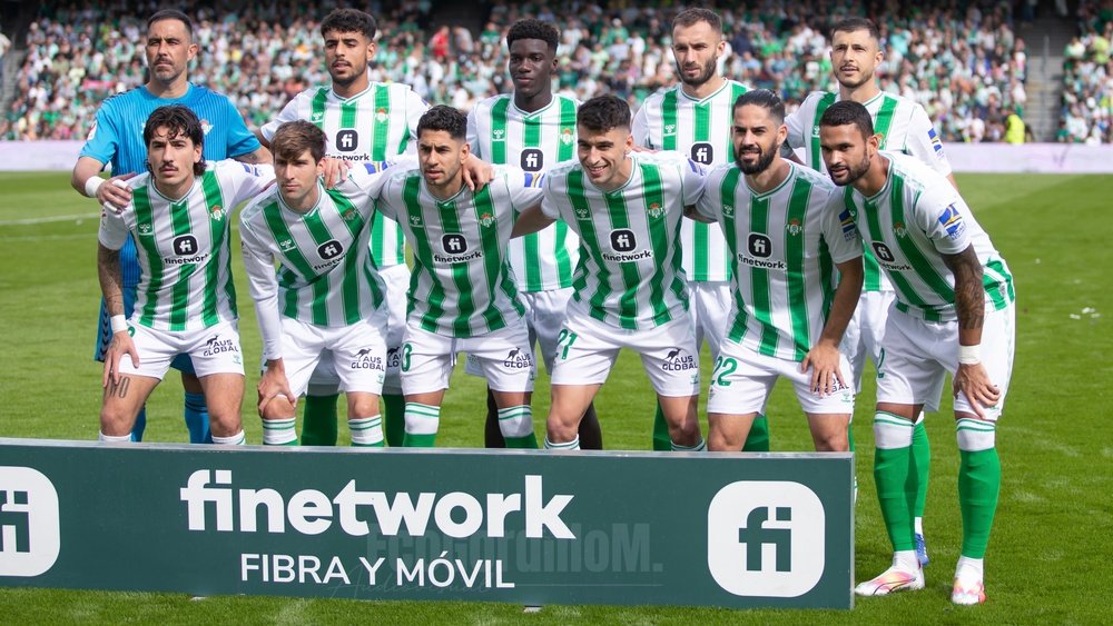 Los jugadores del Betis posan antes de duelo ante CA Osasuna en liga. Francisco Gordillo