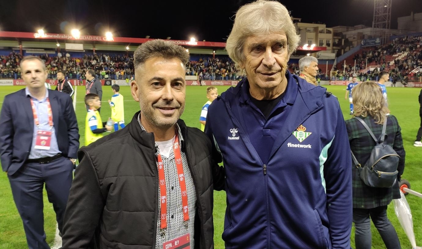 Manuel Pellegrini junto a Felipe Gallego, entrenador del CD Hernán Cortés antes del partido en Almendralejo.- Federación Extremeña