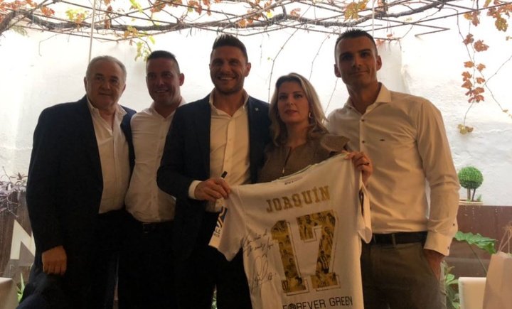 El Real Betis regaló camisetas a todos los jugadores del Hernán Cortés