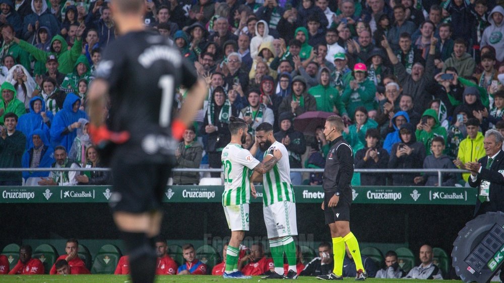 Fekir regresa tras ocho meses de lesión y luce el brazalete de capitán que le da Isco en la victoria del Betis. Francisco Gordillo