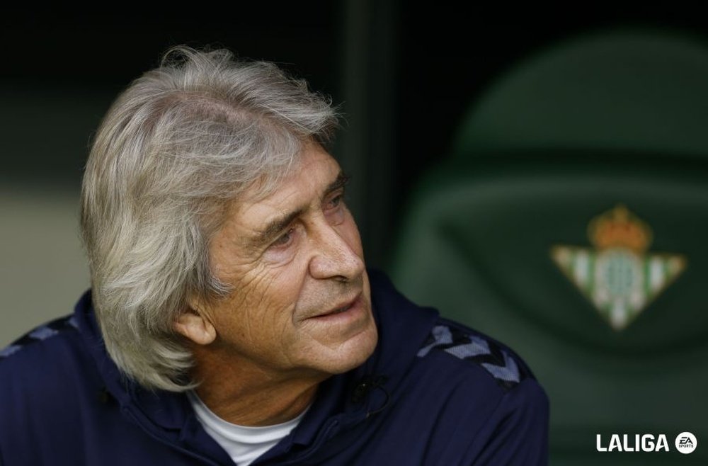 Manuel Pellegrini, este sábado en el banquillo del Benito Villamarín.- laLiga