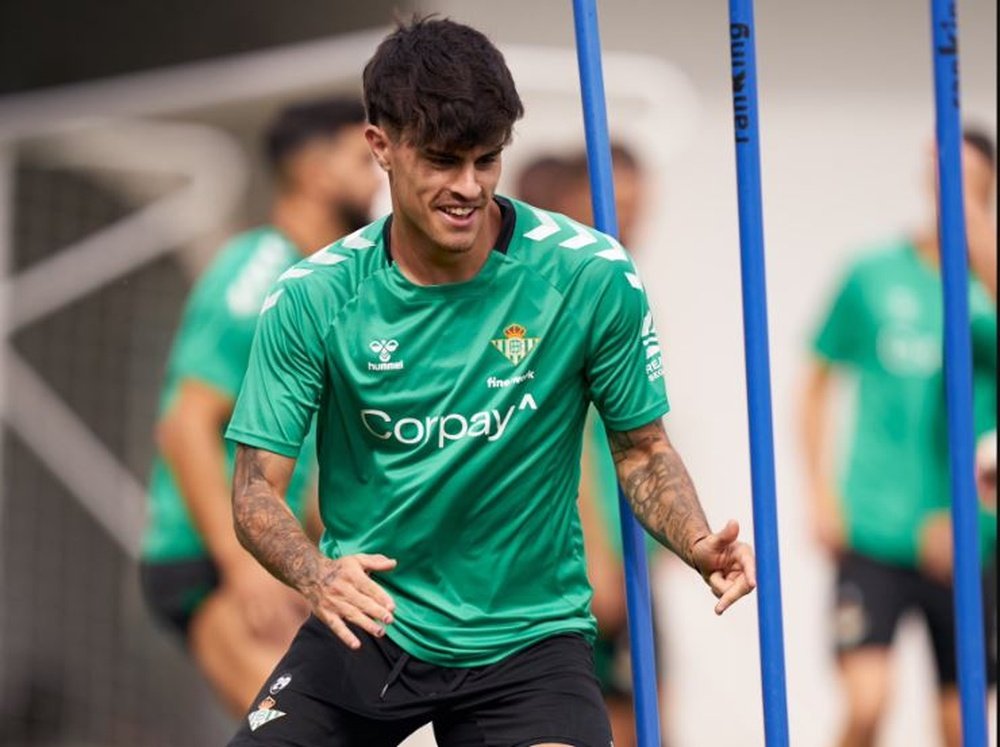 Juan Cruz, durante una sesión de entrenamiento con la primera plantilla del Real Betis.,- RBB