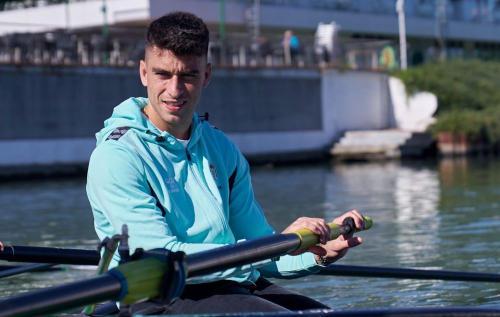 Marc Roca posa en un bote de remo en el río Guadalquivir.- RBB