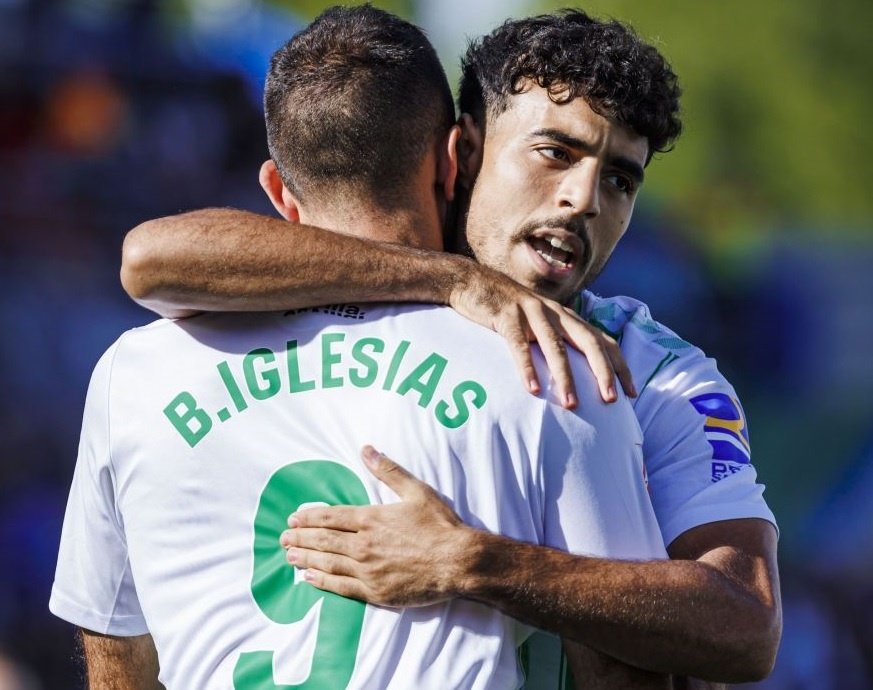 Chadi Riad se abraza a Borja Iglesias durante el partido jugado en el Coliseum frente al Getafe.- LaLiga