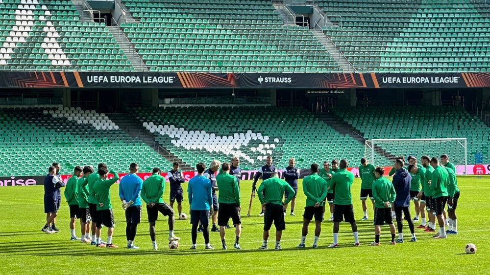 El Betis de Pellegrini se ejercita en el Benito Villamarín antes de enfrentarse al Aris Limassol. PG