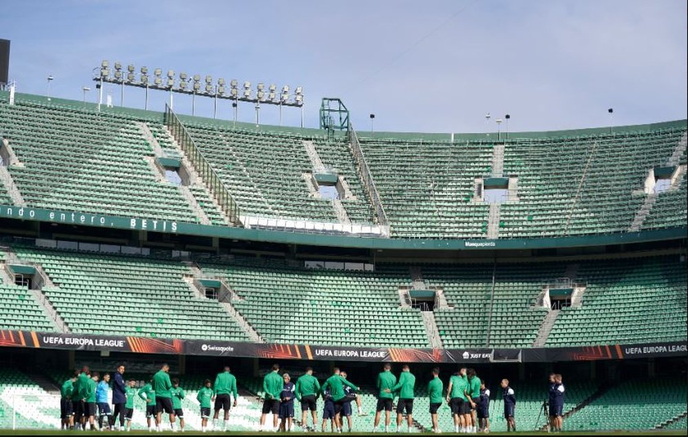 Los jugadores del Real Betis escuchan las instrucciones de Manuel Pellegrini en el entrenamiento del día previo al partido ante el Aris.- RBB