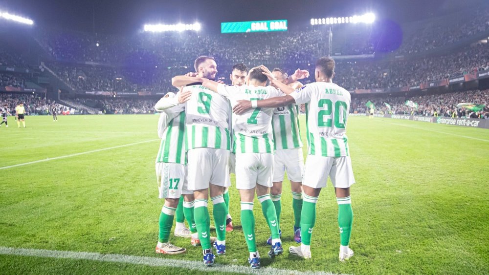 Los jugadores del Betis celebran uno de los goles al Aris Limassol. Francisco Gordillo