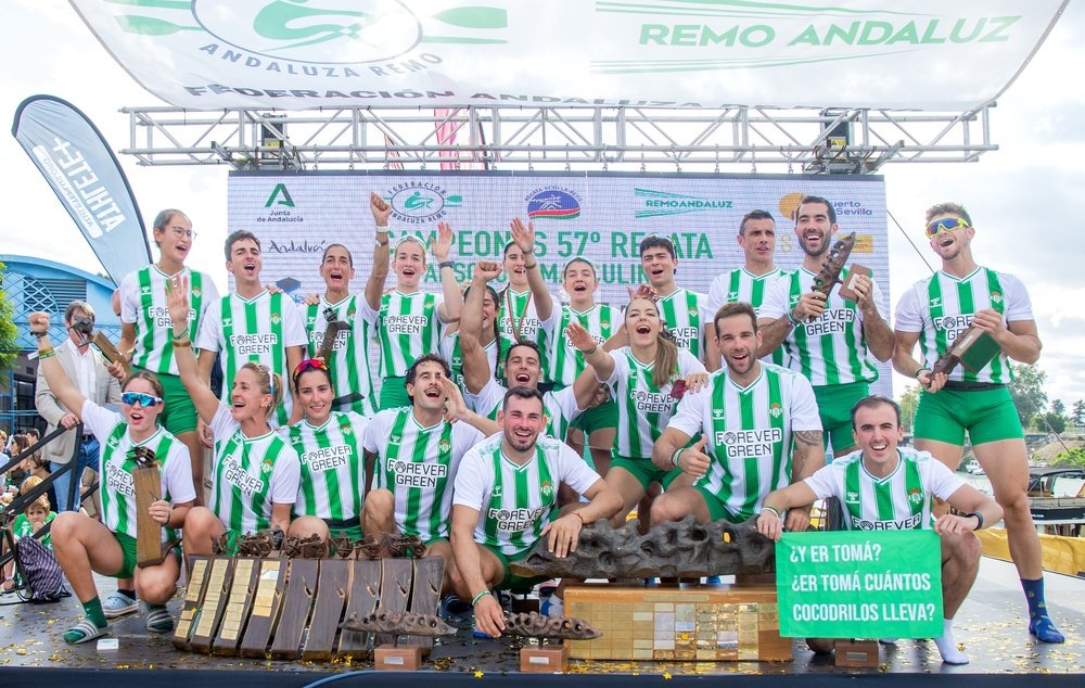 Los remeros y las remeras del Real Betis de categoría absoluta posan juntos tras sus victorias.-