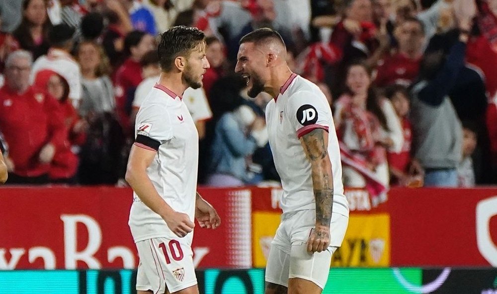 Rakitic y Gudelj celebrando el gol del empate del Sevilla FC en el derbi. Foto: SFC Media