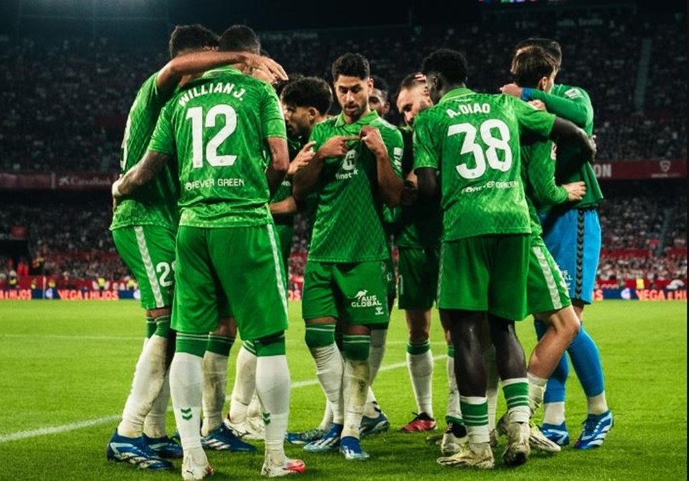 Los jugadores del Real Betis celebran el gol de Ayoze en el Sánchez-Pizjuán, con Willian José y Assane Diao en primer plano, de espaldas.- RBB