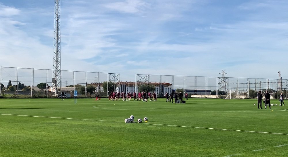 El Sevilla FC se ejercita en la ciudad deportiva. Foto: José Manuel Rodríguez