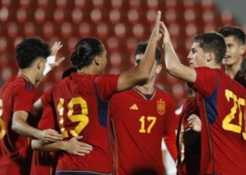 El delantero bético Yanis es felicitado por sus compañeros tras anotar el 1-0 de España ante Chipre.- RFEF