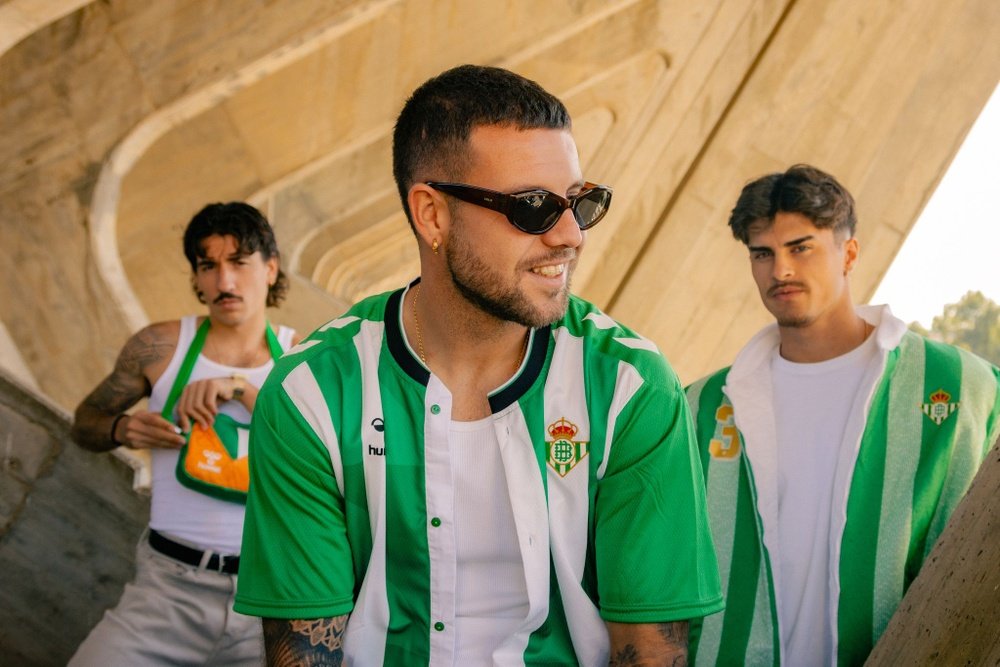Héctor Bellerín, Aitor Ruibal y Juan Cruz posan con las prensas de la nueva colección.- RBB
