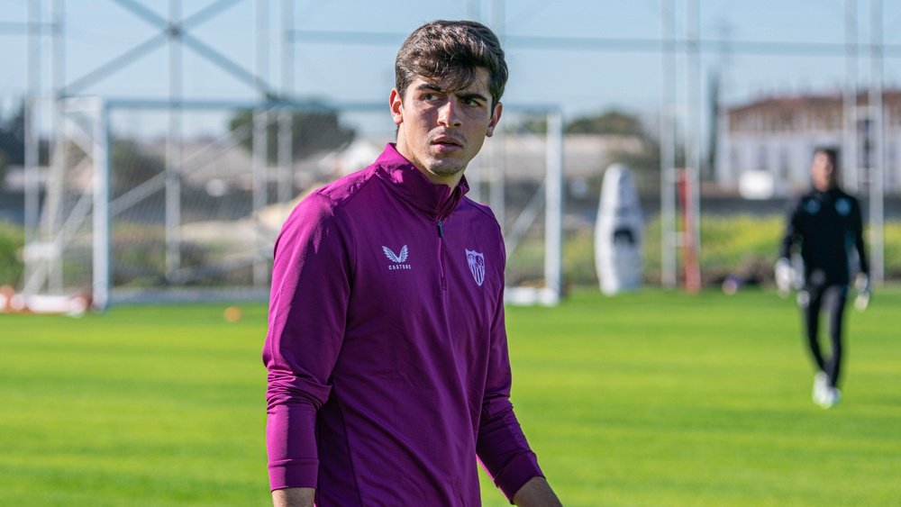 Imagen de Juanlu Sánchez  durante el entrenamiento del Sevilla FC | Imagen: Mario Míjenz