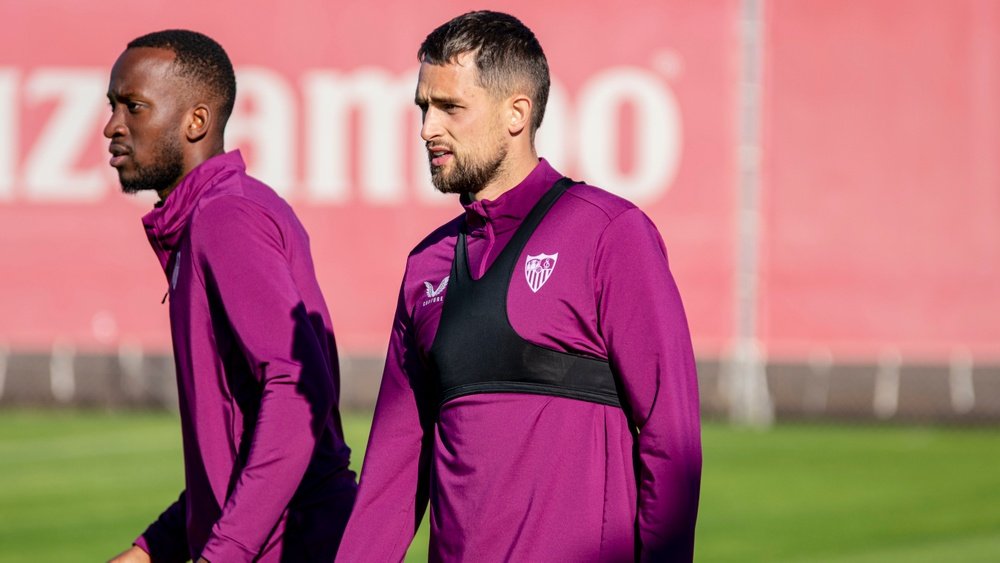 Imagen de Januzaj durante el entrenamiento del Sevilla FC | Imagen: Mario Míjenz