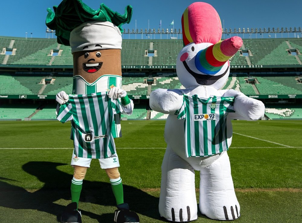 Palmerín y Curro muestran las camisetas que lucirá el Real Betis este domingo.- RBB