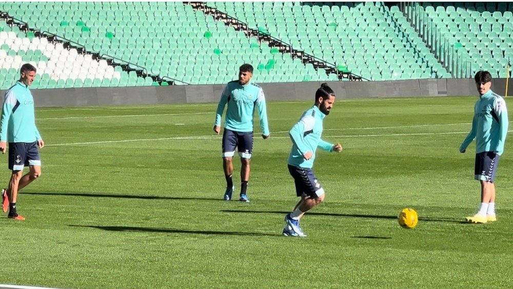 Isco se entrena con el Betis antes de recibir a Las Palmas. PGM