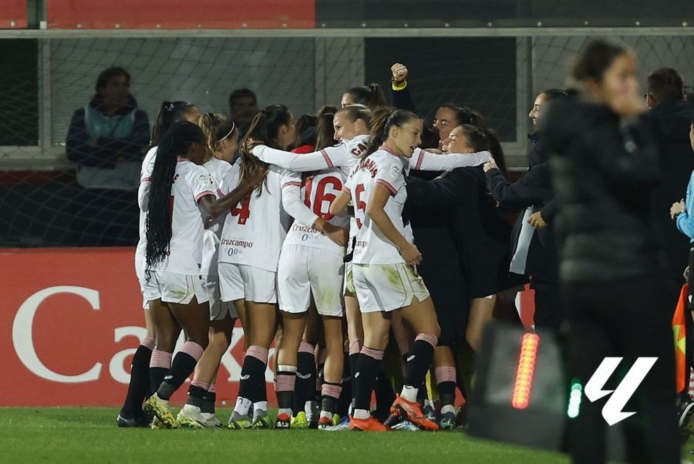 Jugadoras del Sevilla Femenino celebrando uno de los goles frente al Real Betis  Foto: LaLIga
