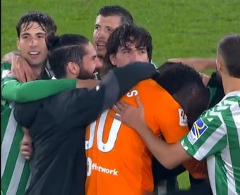 Fran Vieites recibe el abrazo de todos sus compañeros al acabar el partido ante Las Palmas mientras la grada del Villamarín coreaba su nombre.-