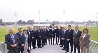 La plana mayor del consejo del Real Betis posa junto a las autoridades y representantes de las empresas constructoras.- RBB