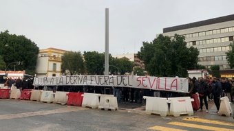 Pancarta de la afición del Sevilla FC en la previa de la Junta General de Accionistas   Foto: José Manuel Rodríguez