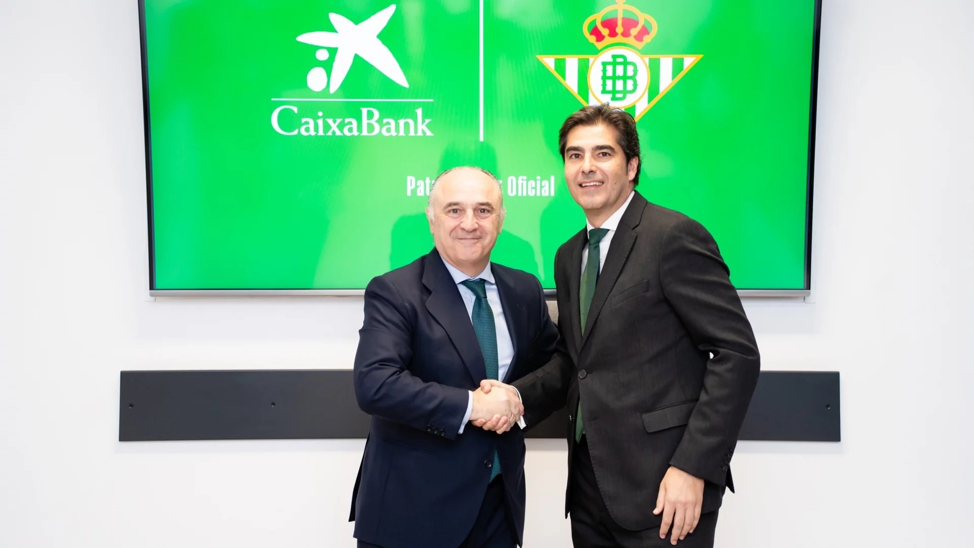 Juan Ignacio Zafra, director territorial de CaixaBank en Andalucía, y Ángel Haro, presidente del Real Betis, han firmado esta nueva alianza en el Benito Villamarín.- RBB